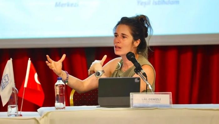 Lal Denizli’den dosya imhası iddiasına yanıt: ‘Savcılığa suç duyurusunda bulunduk’ Çeşme Belediye Başkanı Lal Denizli, 10 kişinin tutuklandığı belediyeye yönelik