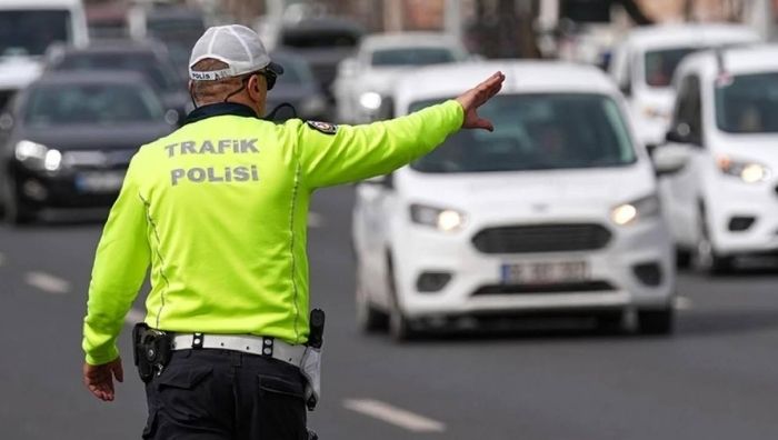 Başkentte yola çıkacaklar dikkat: Trafik kısıtlaması başlıyor Ankara’nın başkent oluşunun 103’üncü yıl dönümü dolayısıyla düzenlenecek kutlamalar kapsamında