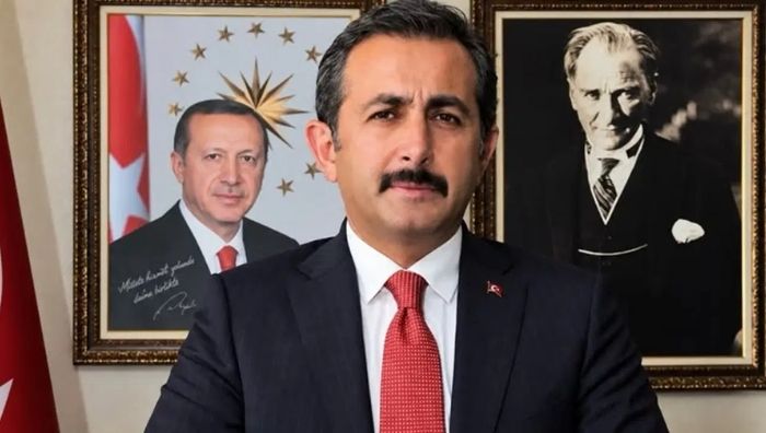 Fon skandalında kritik gelişme! Eski Bakan Yardımcısı tutuklandı Sermaye piyasalarında büyük yankı uyandıran fon soruşturmasında yeni bir gelişme