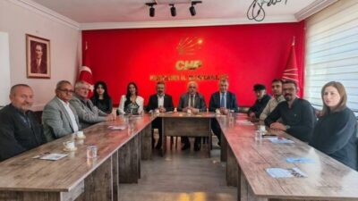 CHP’li Saraç’tan ekonomi ve adalet çıkışı: ‘Türkiye’nin gündemi değişmeli’ CHP Genel Başkan Yardımcıları Necdet Saraç ve Adnan Demirci, Kırşehir’de