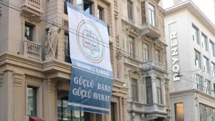İstanbul Barosu’ndan Halk TV operasyonuna tepki: ‘Hukuka aykırı müdahaleye son verilmeli’ İstanbul Barosu, Halk TV’nin merkez binasına düzenlenen polis operasyonu, yayınların