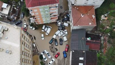 İstanbul’da etkili olan şiddetli sağanak, megakentte hayatı felç etti. Bazı