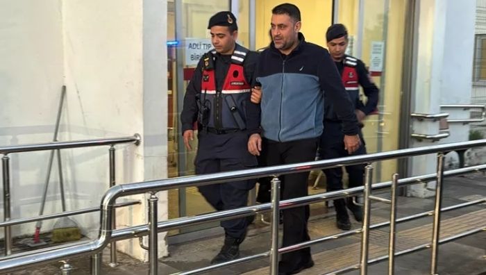 Çukurova Belediye Başkanı Emrah Kozay görevden uzaklaştırıldı Adana’da Çukurova Belediyesi’ne yönelik ihale yolsuzluğu iddiaları kapsamında tutuklanan Belediye