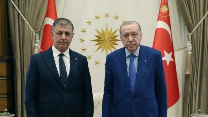 Cemil Tugay AK Parti’ye mi geçiyor? Kritik detaylar ortaya çıktı Cumhurbaşkanı Recep Tayyip Erdoğan, İzmir Büyükşehir Belediye Başkanı Cemil Tugay'ı