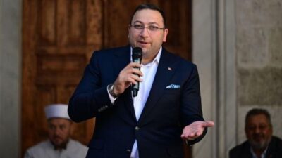 Anadolu Otoyolu’nun Düzce geçişinde üç aracın karıştığı zincirleme kazada, biri