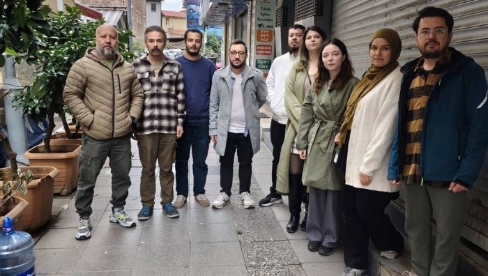 İzmir’de basın emekçileri işten çıkarıldı: ‘Alın terimizi bırakmayacağız’ İzmir’de yayın yapan Manşetiz haber portalında çalışan 12 gazeteci, birikmiş