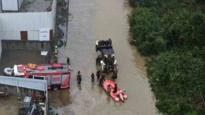 İstanbul’da etkili olan şiddetli yağışın ardından sel felaketinin üçüncü gününde