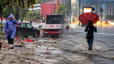 İstanbul’da günlerdir etkisini sürdüren kuvvetli yağışlar nedeniyle AKOM yeni bir