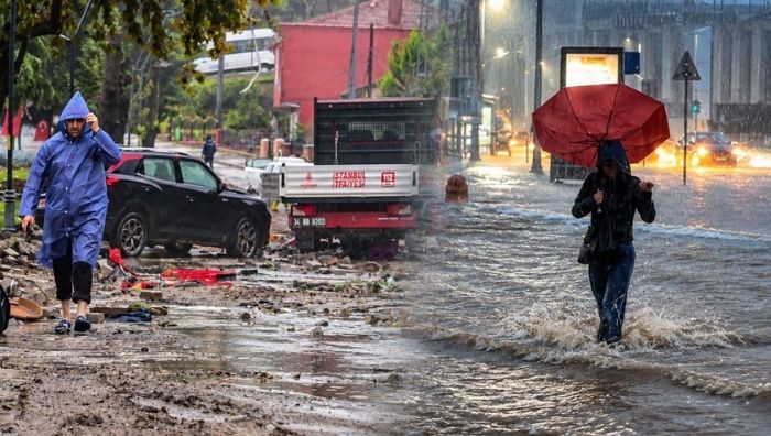Bu ilçelerde oturanlar dikkat! İstanbul için kritik uyarı İstanbul’da günlerdir etkisini sürdüren kuvvetli yağışlar nedeniyle AKOM yeni bir