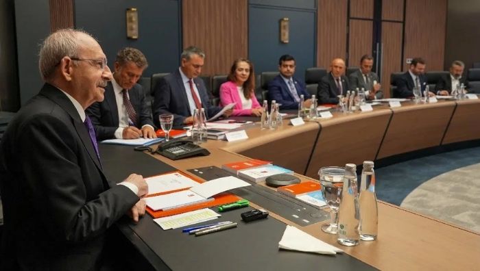 Murat Emir’den CHP’deki ihraç kararlarına tepki: ‘Yargıtay kararı yok saymalı’ YENİ Parti Grup Başkanvekili Murat Emir, CHP Yüksek Disiplin Kurulu