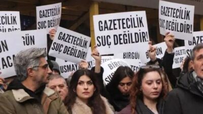 Gazeteciler sansüre karşı 10 ilde sokağa çıkıyor: Özgür Özel’den İzmir çağrısı Gazetecilere yönelik gözaltı ve tutuklamalar, medya kuruluşlarına kayyım atanması ve