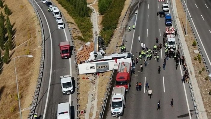 Manisa’daki faciada ölü sayısı 12’ye yükseldi Manisa’nın Akhisar ilçesinde 11 Ekim’de tur otobüsü ile çekicinin çarpışması