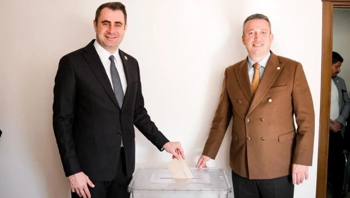 İzmir’de il başkanlığı yarışı: Kocaoğlu Çağatay’ı terletti YENİ Parti İzmir İl Başkanlığı için gerçekleştirilen ön seçimde mevcut