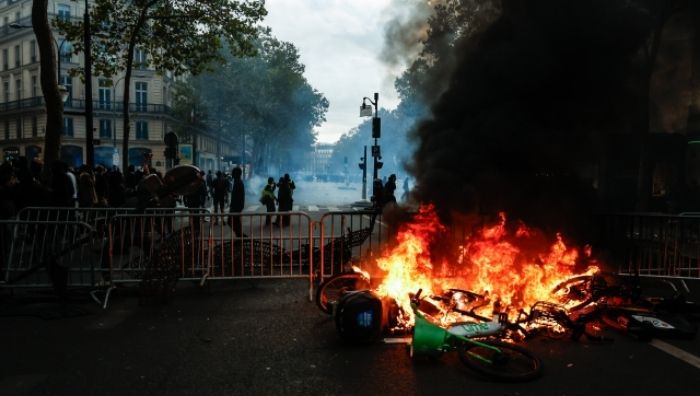 Fransa’da sokağa çıkma yasağı! Paris, Lyon ve Lille de listede Fransa’da protestoların şiddetlenmesi ve yağma olaylarının ardından birçok kentte sokağa
