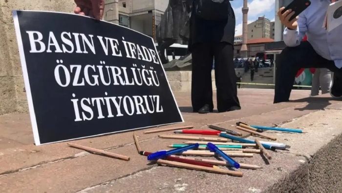 Gazetecilerden sansüre karşı dayanışma çağrısı: Buluşma saati açıklandı Gazetecilere yönelik gözaltı ve tutuklamalar, medya kuruluşlarına kayyım atanması ve