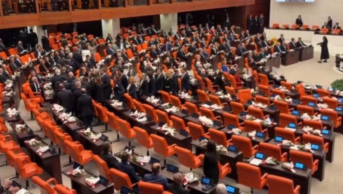 TBMM açılışında dikkat çeken protesto! YENİ Parti Erdoğan konuşurken salondan çıktı TBMM, 28. Dönem 5. Yasama Yılı'na özel oturumla başladı. TBMM