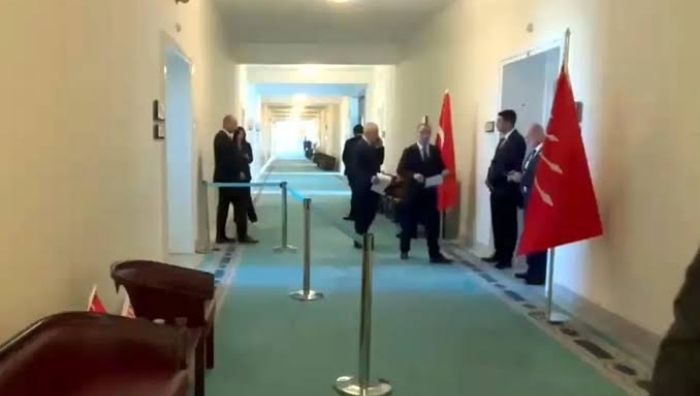 Kılıçdaroğlu’nun odasının karşısında şerit önlemi! Murat Emir’den yeni hamle Yeni Parti Grup Başkan Vekili Murat Emir’in, TBMM’de CHP Genel