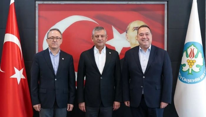 Özgür Özel’den kritik toplantı: Besim Dutlulu ve 14 ilçe belediye başkanıyla buluştu YENİ Parti Genel Başkanı Özgür Özel, Manisa Büyükşehir Belediye Başkanı