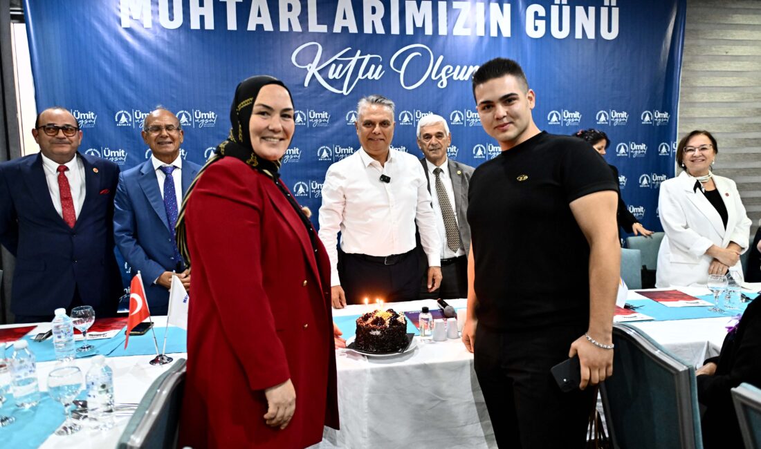 Başkan Uysal, muhtarlarla bir araya geldi Muratpaşa Belediye Başkanı Ümit Uysal, 19 Ekim Muhtarlar Günü dolayısıyla