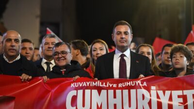 Kuvayımilliye’nin başşehri Balıkesir, Cumhuriyet Bayramı’nda tek yürek oldu. Saat 19.23’e