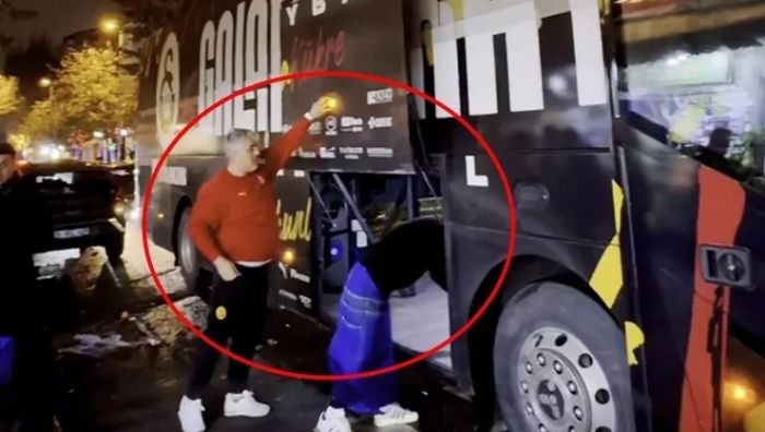 Galatasaray’ın takım otobüsünde şaşırtan görüntü: Patates ve soğan yüklediler Galatasaray voleybol takımına ait otobüsün bir manavdan patates ve soğan