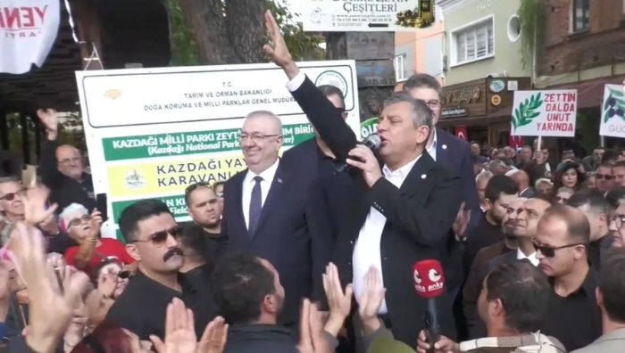 Özgür Özel’den iktidara meydan okuma çağrısı: ‘Her meydanı doldurun!’ YENİ Parti Genel Başkanı Özgür Özel, Balıkesir'in Edremit ilçesinde zeytin