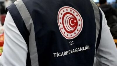 İstanbul Kadıköy'de bir halı mağazasının vitrininde bir yılı aşkın süredir