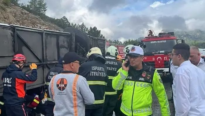 Antalya’da yolcu otobüsü devrildi: Ölü ve yaralılar var Isparta-Antalya kara yolunda, Kazak Tüneli yakınlarında yolcu otobüsü devrildi. Yağış