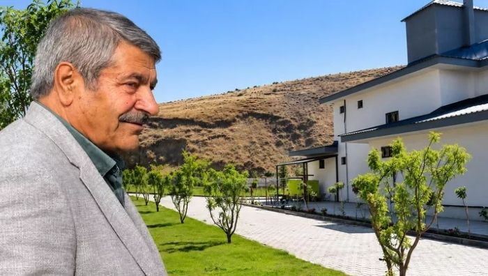 Mera arazisine ‘şato’ iddiası! AKP’li başkandan ilginç yanıt Ağrı’nın Patnos ilçesinin AK Partili Belediye Başkanı Abdulhalik Taşkın’ın, köyündeki