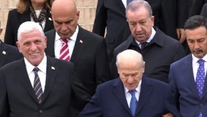 Müsavat Dervişoğlu’ndan Bahçeli’nin koluna girdiği görüntülere ilişkin açıklama İYİ Parti Genel Başkanı Müsavat Dervişoğlu, Cumhuriyet Bayramı töreninde MHP