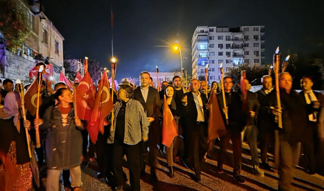 YUMURTALIK’TA CUMHURİYET COŞKUSU SOKAKLARA TAŞTI BAŞKAN ERDİNÇ ALTIOK: “103 YILDIR OLDUĞU GİBİ BUGÜN DE YARIN